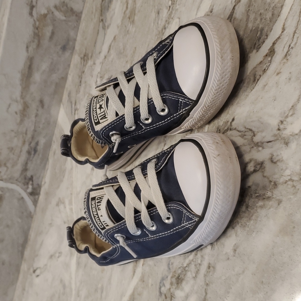 Women’s Navy Converse Size 8, slight wear shown in pictures.